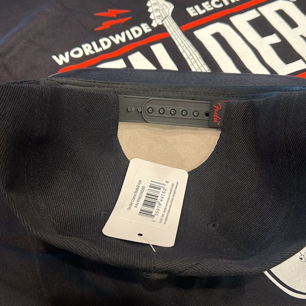 Fender Black and Red T-Shirt with Camo Snap Back Cap NWT - Picture 4 of 4